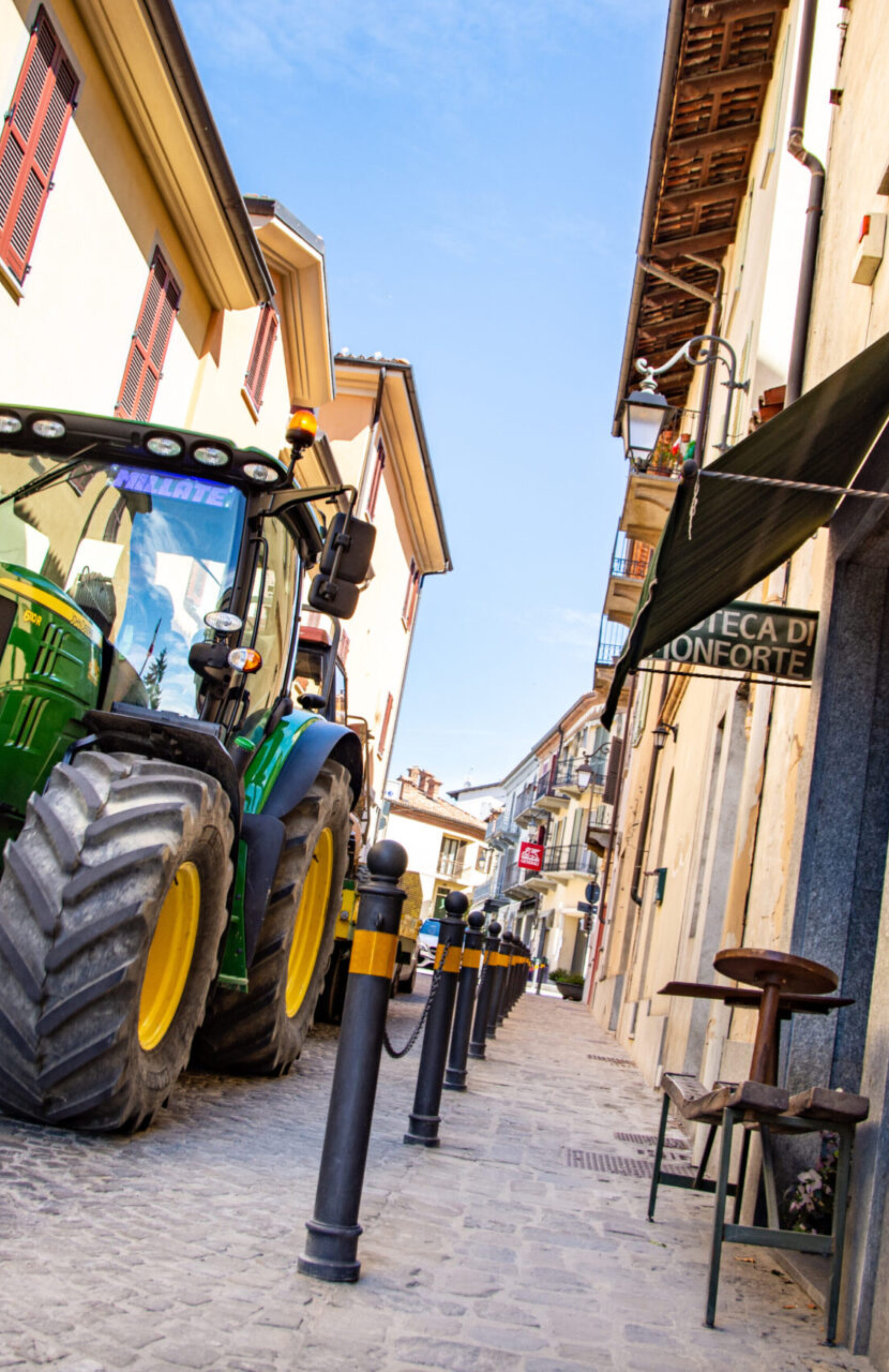 trattori in mezzo al paese nelle vicinanze di cascina nomade