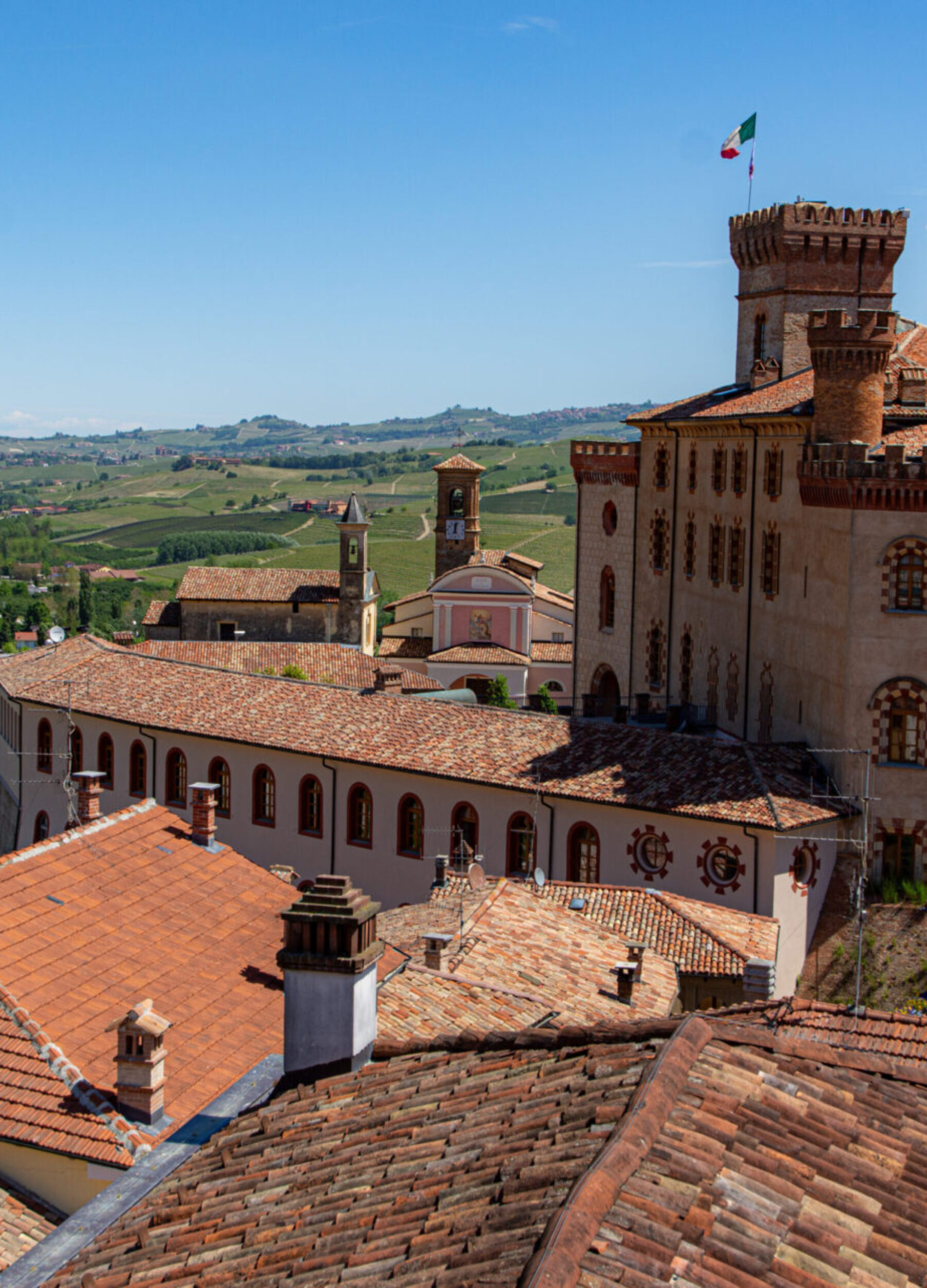 la piazza principale di barolo nelle vicinanze di cascina nomade